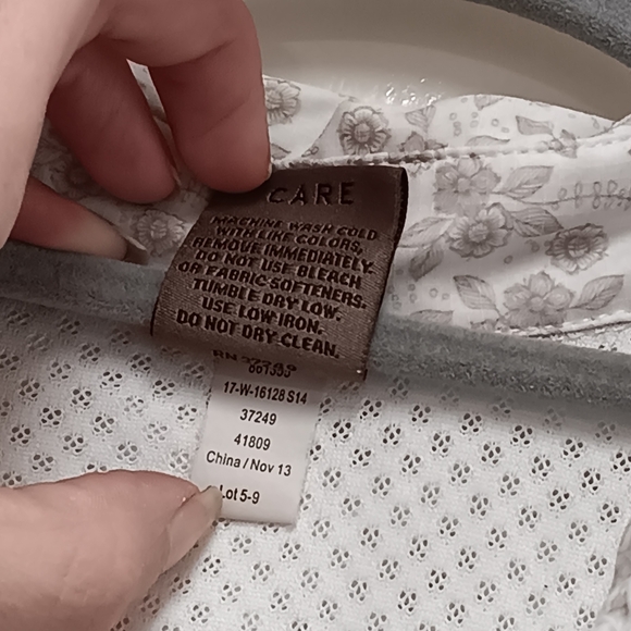 REI Women's Button Down Sahara Shirt - Picture 10 of 12